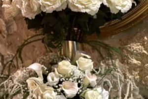 002 סידורי פרחים לבנים לחתונה