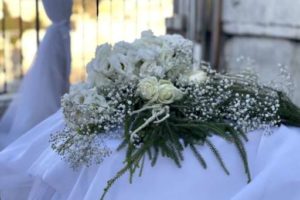 003 סידורי פרחים לבנים לחתונה